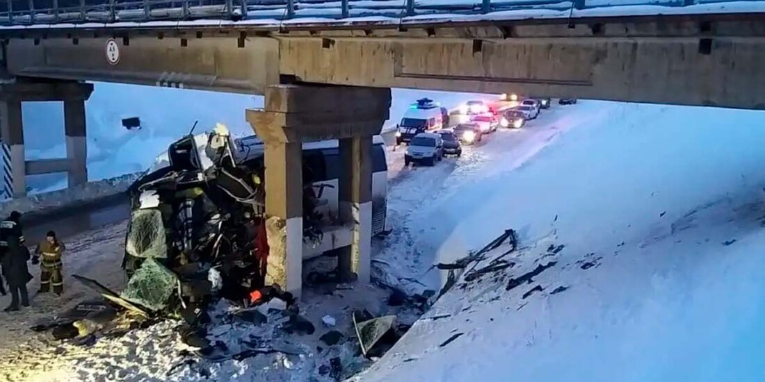 El chofer del autobús, que, de acuerdo con el Ministerio del Interior, se quedó dormido, perdió la vida tras el incidente