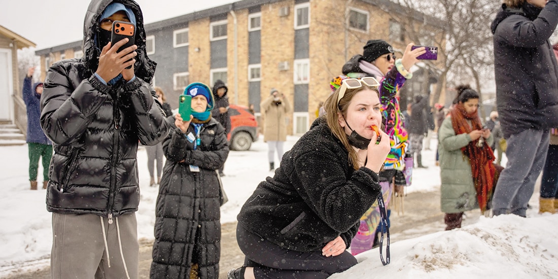 Personas graban y reaccionan ante arrestos del ICE, el 21 de enero.