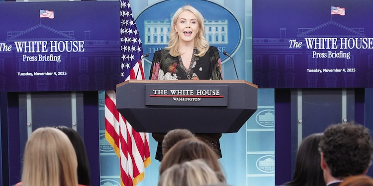 Karoline Leavitt, portavoz de la Casa Blanca en conferencia de prensa.