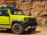 Para enfrentar cualquier tipo de terreno, el Suzuki Jimny 2021 tiene un ángulo de ataque de 37°, uno ventral de 28° y uno de salida de 49°.
