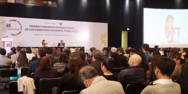 Margarita Ríos-Farjat, presidenta de la Primera Sala, durante su conferencia.