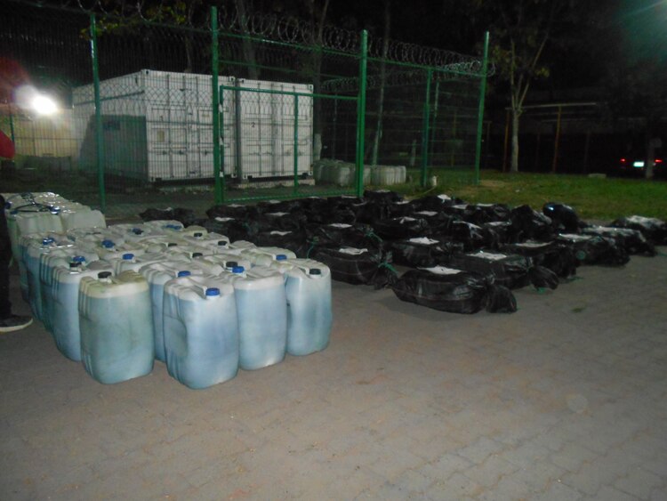 El combustible venía almacenado en 23 galones de 50 litros cada uno.