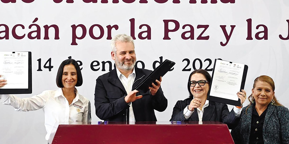 Luz Elena González (izq.), Alfredo Ramírez, Emilia Esther Calleja (der.) y una beneficiaria, ayer en la firma del acuerdo.