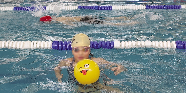 Menores practican natación en la alberca semiolímpica de la Utopía, ayer.