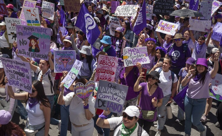 Mujeres manifestantes durante la Marcha del 8M en marzo de 2025