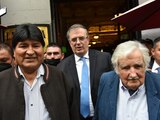 El canciller Marcelo Ebrard (centro) recibió a Evo Morales (izq.) y José Mujica (der.), invitados al 212 aniversario de la Independencia de México.