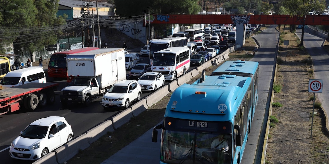 Afluencia vehicular en la Autopista México-Pachuca en imagen de archivo