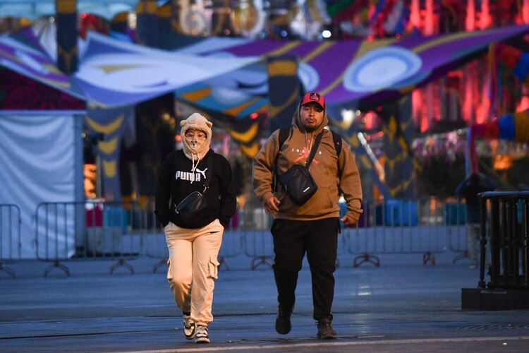 Capitalinos se cubrieron de las bajas temperaturas en la capital.
