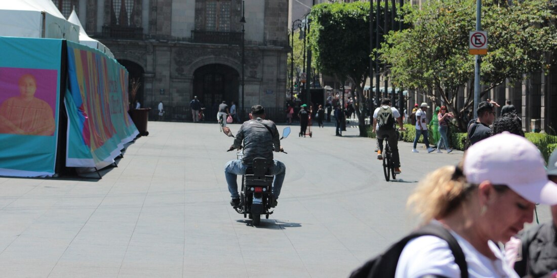 Un hombre conduce una bicimoto en la ciclovía del Zócalo capitalino, el pasado 19 de marzo