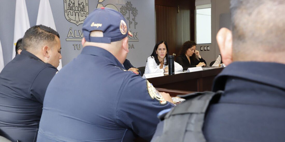 La alcaldesa Lía Limón con mandos policiales.