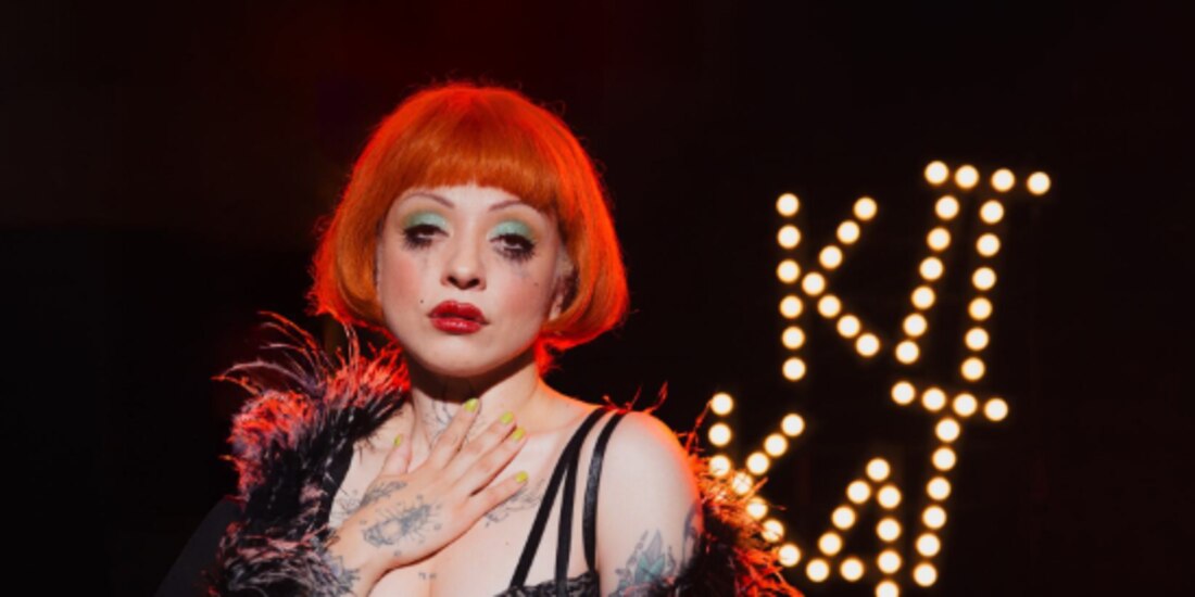 Mon Laferte, al dar vida a la enigmática Sally Bowles.