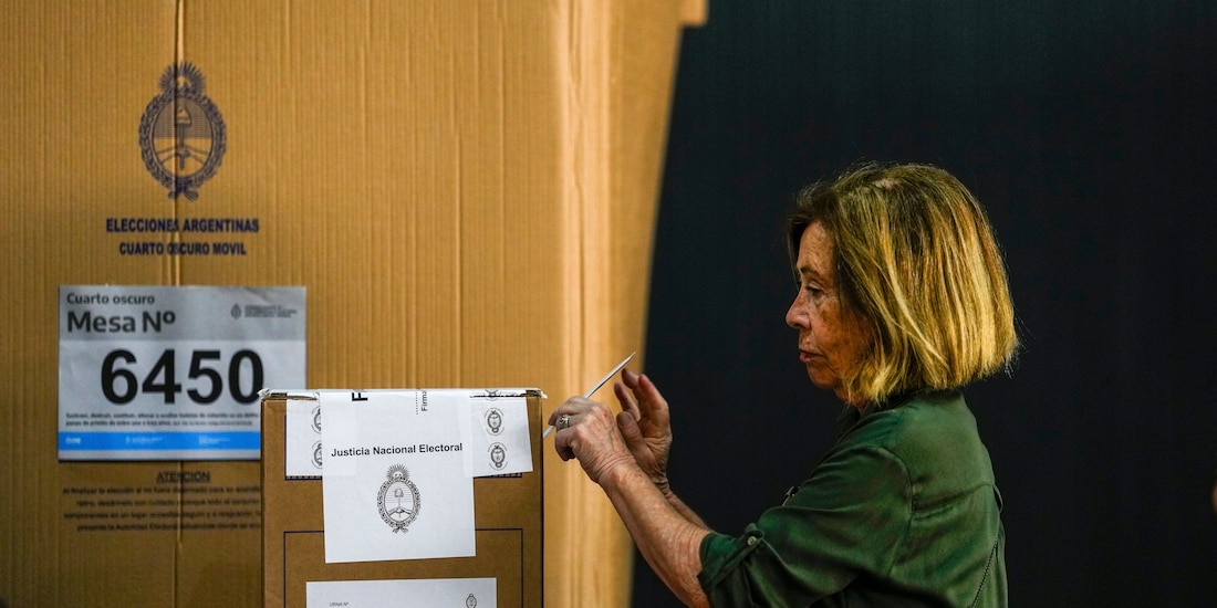 Una mujer vota en la segunda vuelta presidencial entre Javier Milei y Sergio Massa en Buenos Aires, Argentina, el domingo 19 de noviembre de 2023.