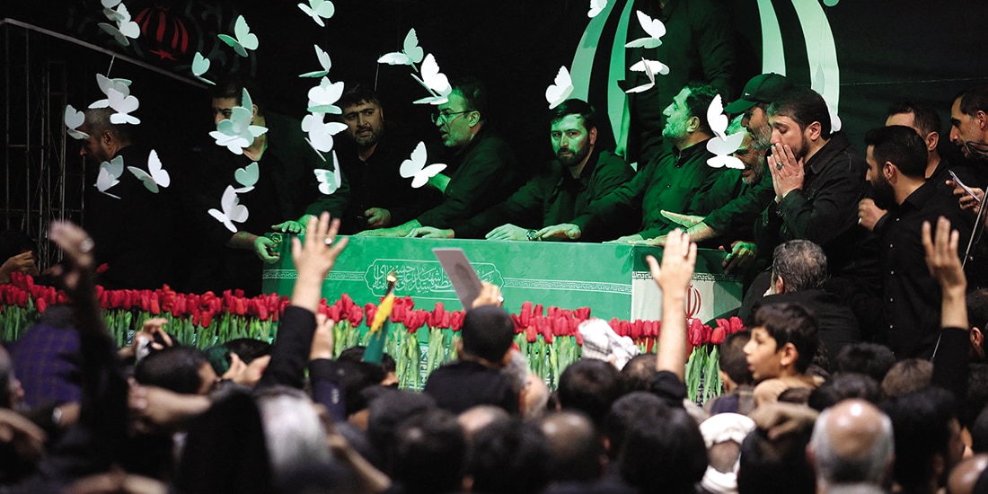 Ataúd del difunto líder Supremo de Irán, el Ayatola Ali Jamenei, en Teherán, ayer.