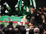 Ataúd del difunto líder Supremo de Irán, el Ayatola Ali Jamenei, en Teherán, ayer.