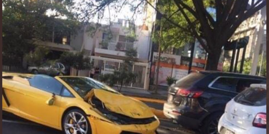 Lamborghini se estrella contra un auto particular en Guadalajara