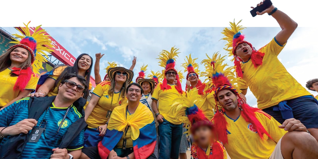 UN GRUPO de aficionados de Colombia afuera del Estadio Ciudad de México, ayer.