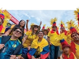 UN GRUPO de aficionados de Colombia afuera del Estadio Ciudad de México, ayer.