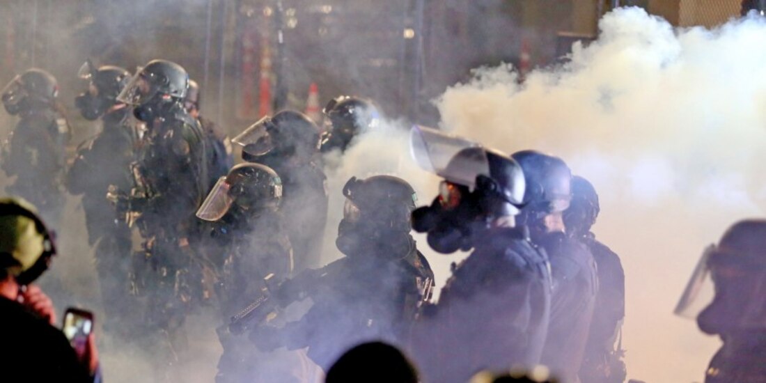 La policía y los manifestantes chocan en Portland, 13 de agosto de 2020.