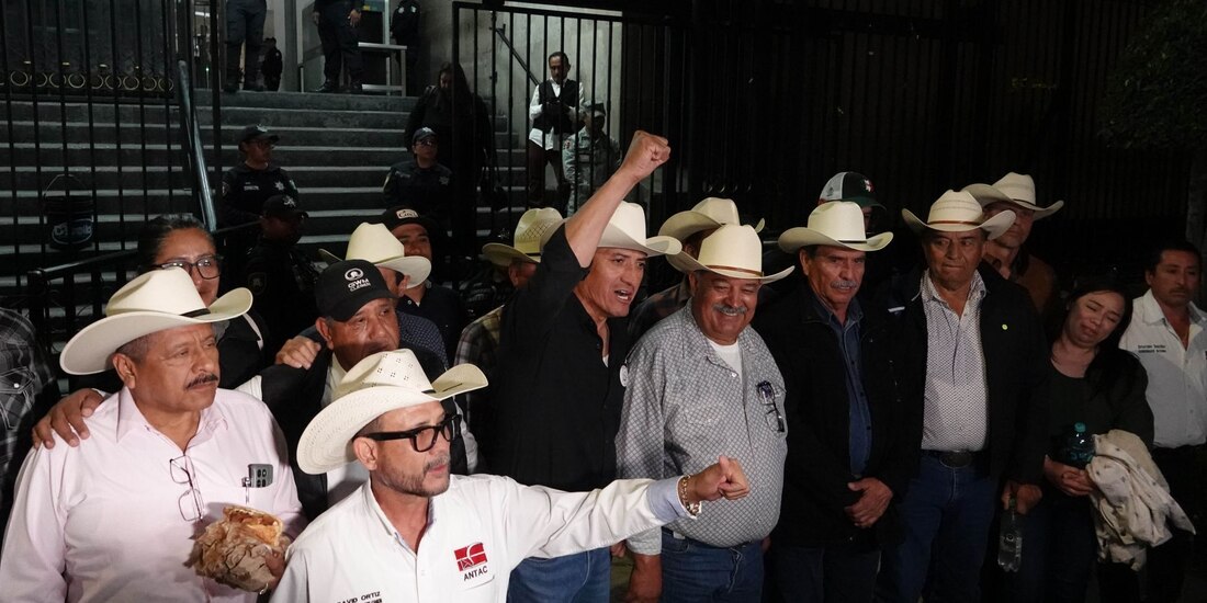Representantes campesinos y transportistas salieron de la Secretaría de Gobernación sin un acuerdo