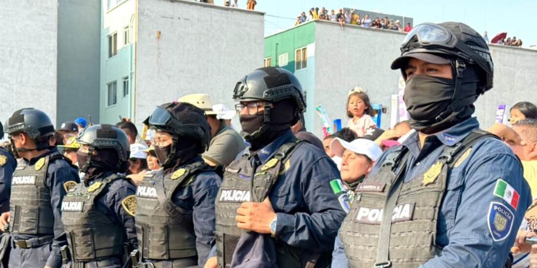 Integrantes de la Secretaría de Seguridad Ciudadana de la Ciudad de México supervisan el viacrucis.