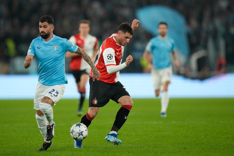 Santiago Gimenez pelea por el balón en el Lazio vs Feyenoord de la Champions.