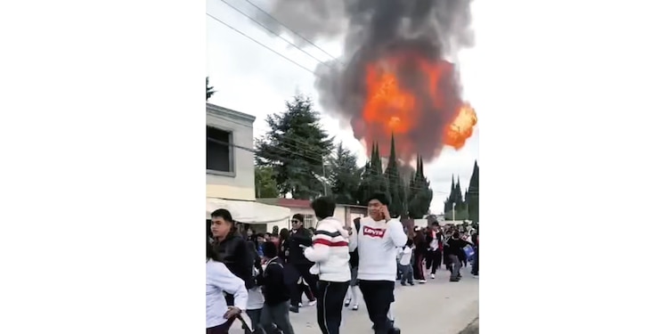 DECENAS de alumnos corren desesperadamente
después del estruendo