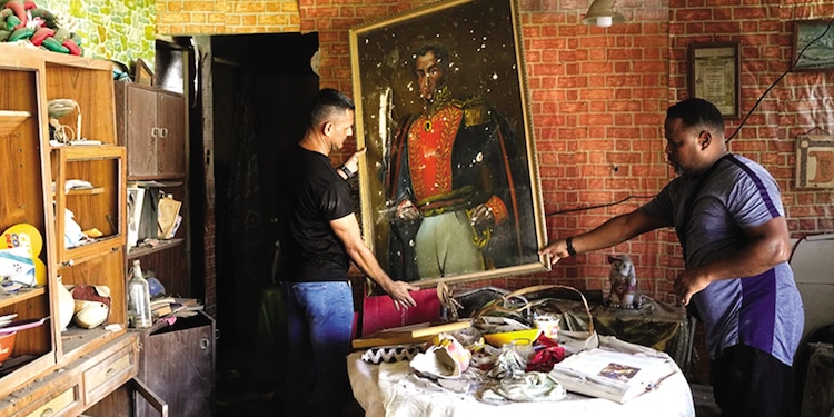 Jesús Linares, retira una pintura del héroe independentista Simón Bolívar, ayer.