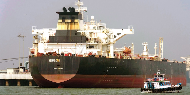 Un buque con bandera de Liberia, en el puerto de Bombay, el 12 de marzo