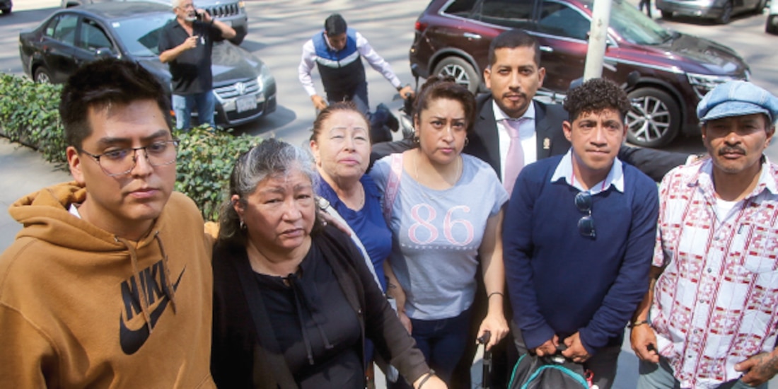 El abogado Teófilo Benítez junto con víctimas de la caída de la Línea 12, ayer.