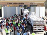 Voluntarios egipcios celebran llegada de convoy con ayuda humanitaria a Gaza.
