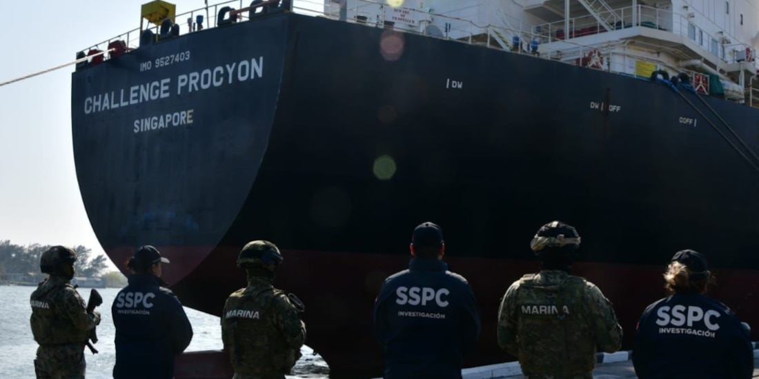 Elementos de la Marina y de la SSPC resguardan el buque asegurado, ayer.