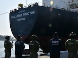 Elementos de la Marina y de la SSPC resguardan el buque asegurado, ayer.