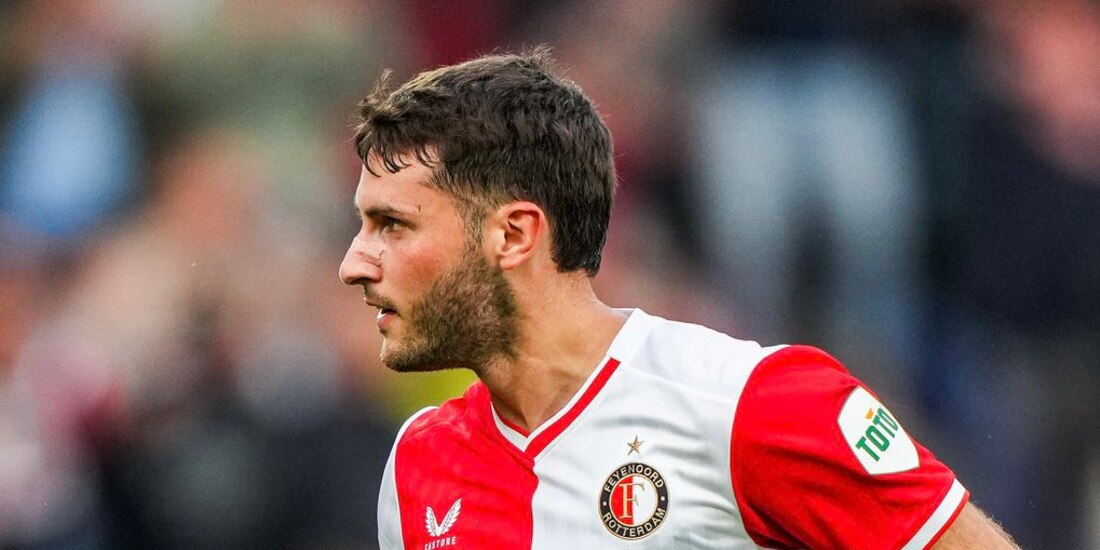 Santiago Giménez festeja un gol con el Feyenoord en la temporada.