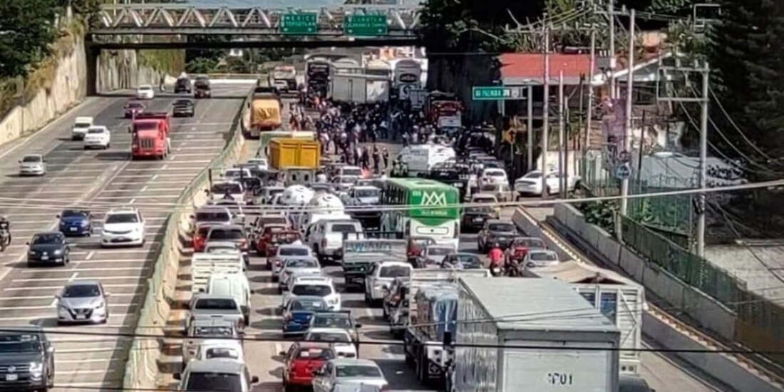 Miles de vehículos quedaron varados durante varias horas debido al bloqueo de profesores de la CNTE y de la CETEG, provenientes del estado de Guerrero, ayer.