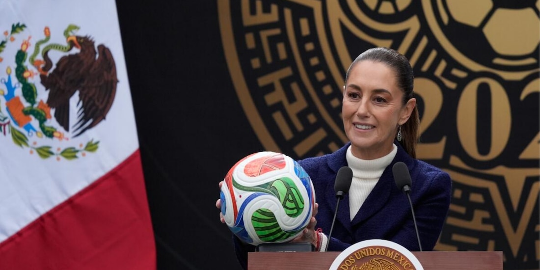 Presidenta Claudia Sheinbaum Pardo con un balón de la Copa Mundial de Futbol de 2026.