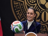 Presidenta Claudia Sheinbaum Pardo con un balón de la Copa Mundial de Futbol de 2026.