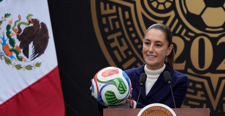 La Presidenta, Claudia Sheinbaum Pardo con un balón de la Copa Mundial FIFA 2026