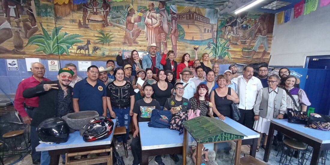 Representantes de varias pulquerías capitalinas, agrupados como Resistencia Pulquera, durante un encuentro, ayer, en La Paloma Azul.