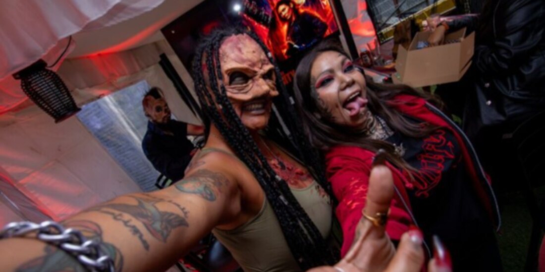 Fans de la serie lucieron sus mejores atuendos, ayer.