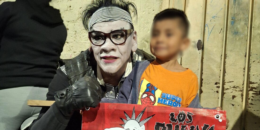 Un Rey Mago Punk junto con un niño en situación vulnerable, ayer.