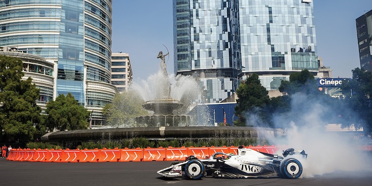 El volante tapatío, ayer, en su presentación en México en Paseo de la Reforma