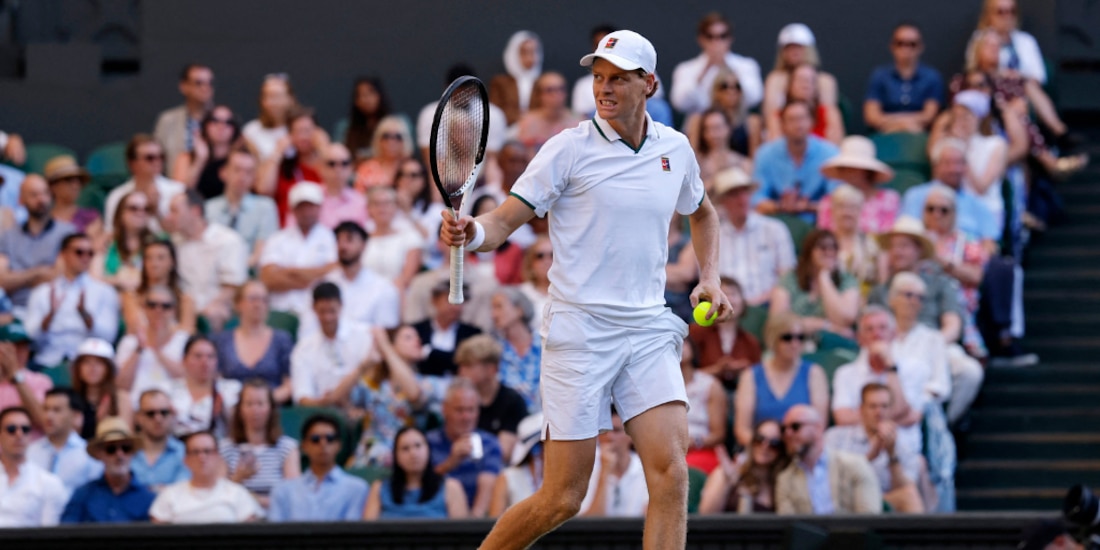 Jannik SInner celebra en Wimbledon.
