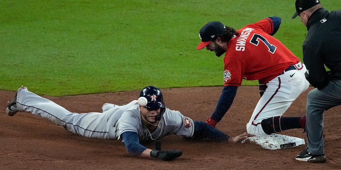 Una acción del duelo entre Houston Astros vs Atlanta Braves de la Serie Mundial de la MLB