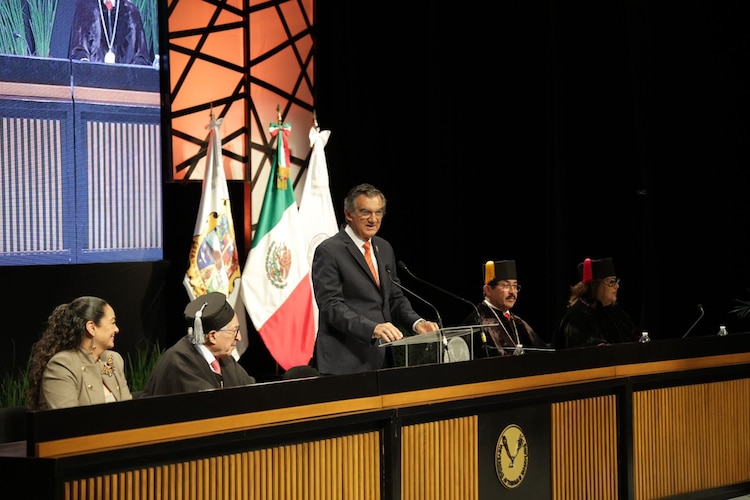 El gobernador Américo Villarreal y el rector Dámaso Anaya presiden la entrega del Doctorado Honoris Causa al secretario de Salud, David Kershenobich.