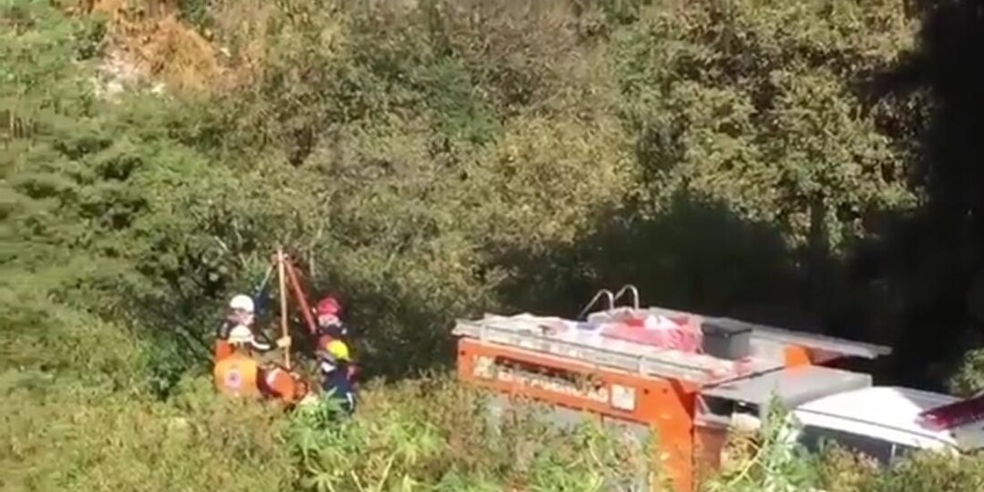 Elementos de Protección Civil se encargan del levantamiento del cuerpo.