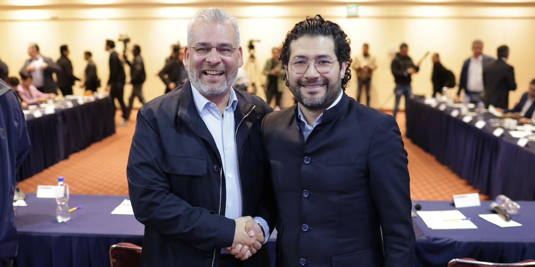 A la izquierda, el Gobernador de Michoacán, Alfredo Ramírez Bedolla.