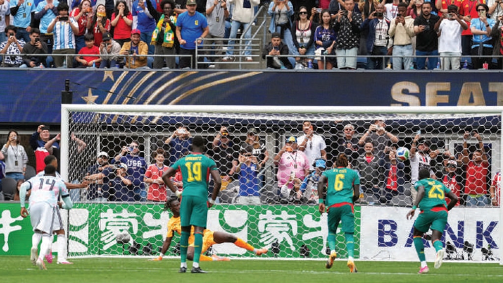 Momento exacto en el que Tielemans marca el gol, ayer.