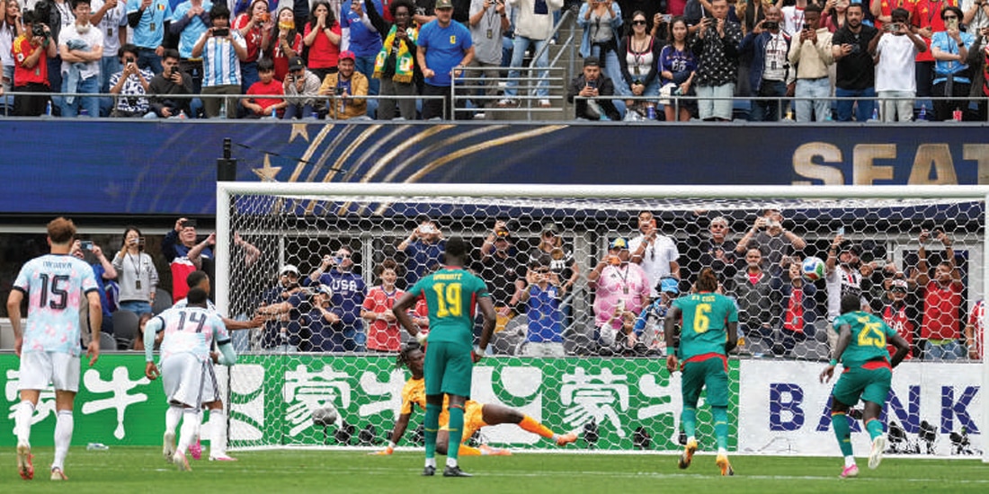 Momento exacto en el que Tielemans marca el gol, ayer.