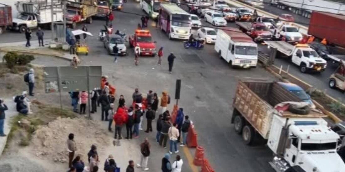 centenares de vehículos quedaron varados debido al bloqueo de la autopista México-Querétaro como parte de la jornada de protesta, ayer.