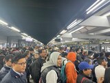 Este miércoles 29 de noviembre, las líneas 3,9 y B registran retrasos, tiempo tardado de llegada de trenes y andenes llenos.
